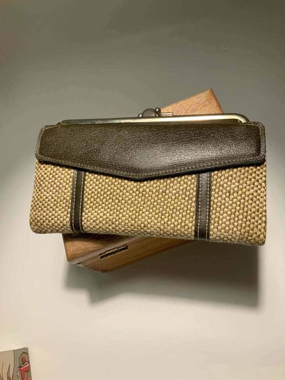 Vintage Lady Billpak Natural Jute and Leather Kisslock Clutch Wallet